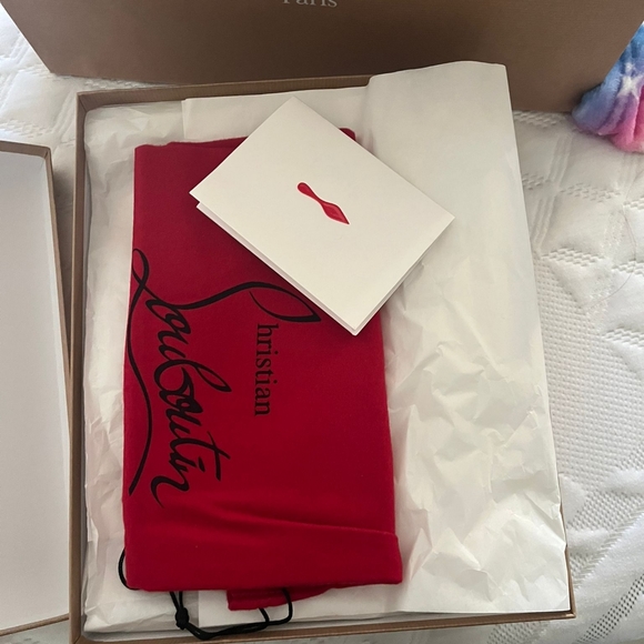 Women's Shoes - Picture 2 of 4